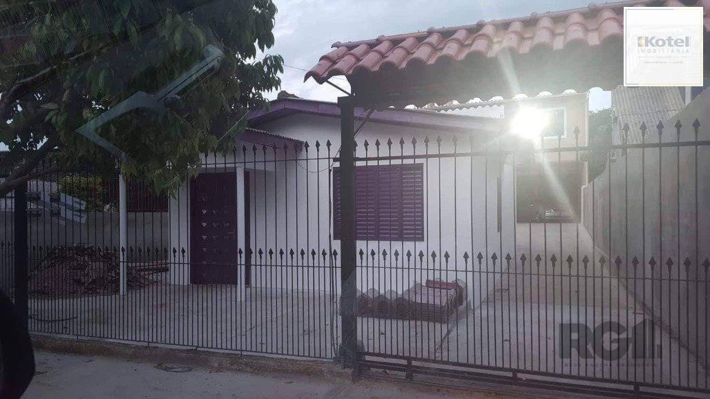 Vende terreno 300m², 3 casas, casa da frente 2 dormitórios, sobrado nos fundos parte de baixo 2 dormitórios,1 banheiro sala cozinha conjugada,  em cima 3 dormitórios, 2 banheiros, sala e cozinha
