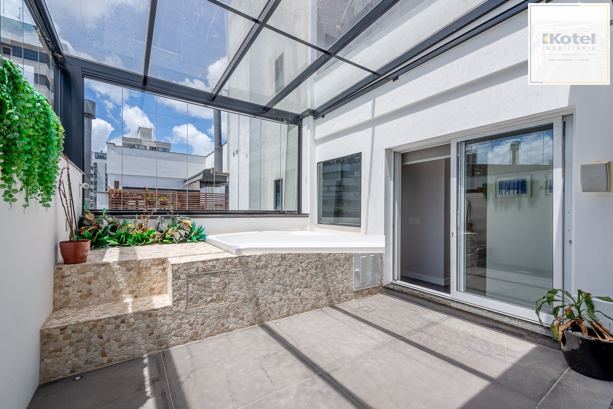 Cobertura com 115m² e 2 dormitórios, 2 suítes, 1 vaga