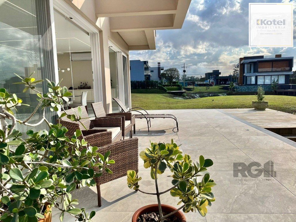 Casa para Comprar com 3 Suítes em Lote Molhado no Península Ponta da Figueira
