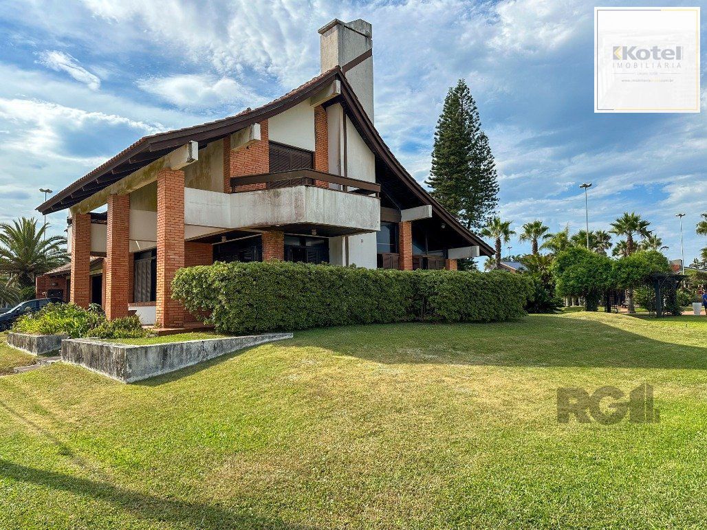 Icônica Casa para comprar  a poucos metros do mar em Atlântida
