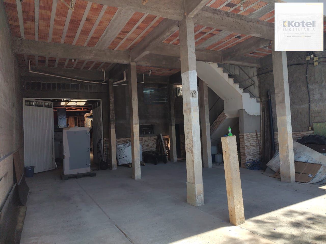 Vende Casa Comercial com deposito na parte de baixo, 289,80m²residência em cima.