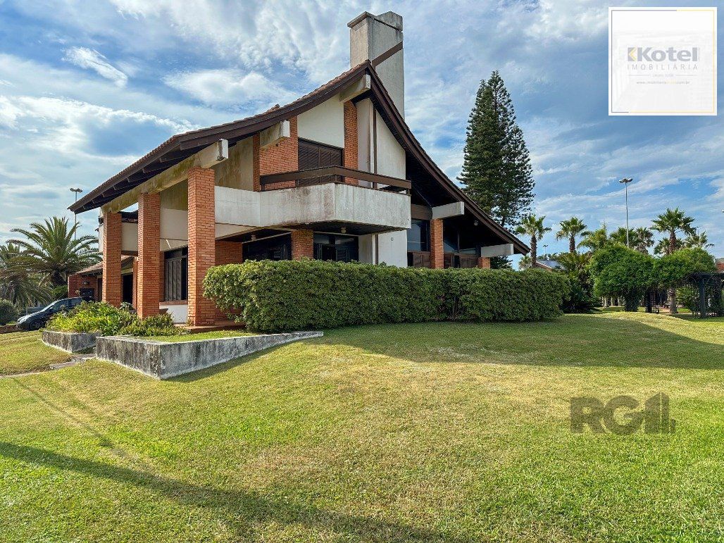 Icônica Casa para comprar  a poucos metros do mar em Atlântida