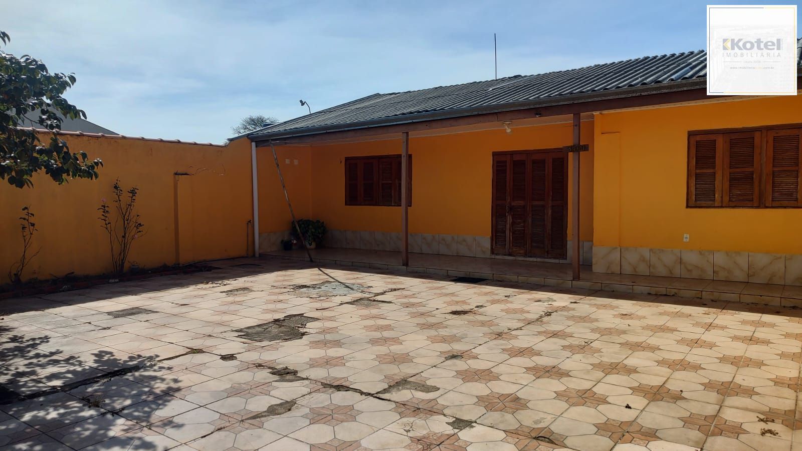 Vende casa com 84m² ,  2 dormitórios, terreno com 300m²