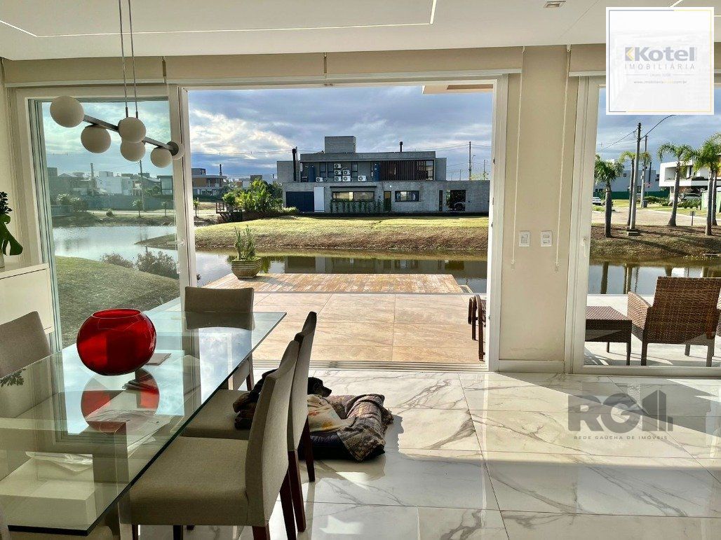 Casa para Comprar com 3 Suítes em Lote Molhado no Península Ponta da Figueira