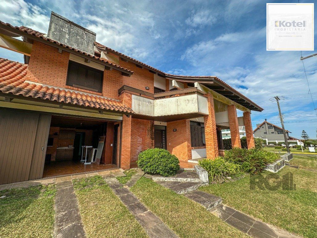Icônica Casa para comprar  a poucos metros do mar em Atlântida