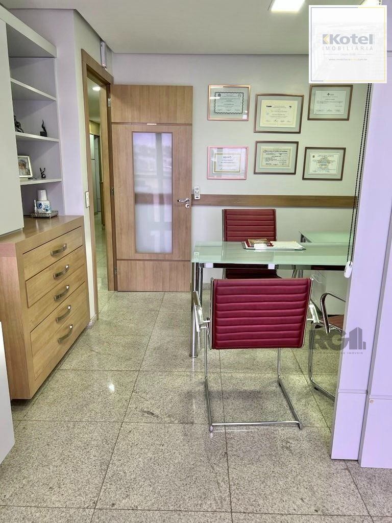 Conjunto comercial para comprar  totalmente mobiliado e desocupado, localizado na prestigiada Rua Felipe Camarão, em frente à Redenção.