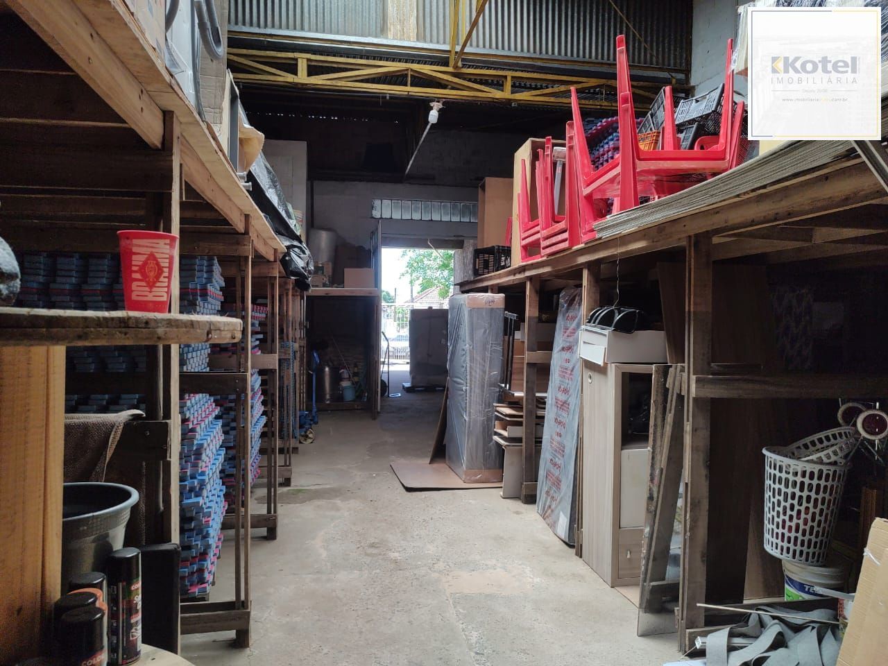 Vende Casa Comercial com deposito na parte de baixo, 289,80m²residência em cima.