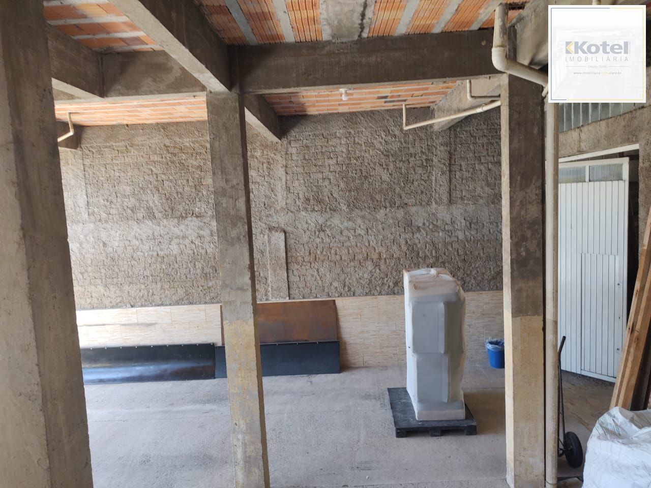 Vende Casa Comercial com deposito na parte de baixo, 289,80m²residência em cima.