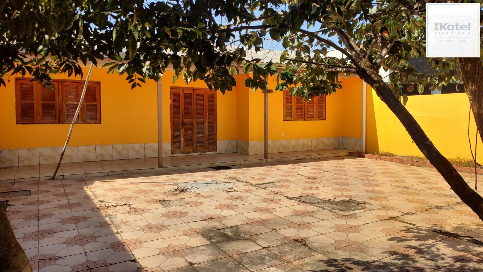 Vende casa com 84m² ,  2 dormitórios, terreno com 300m²
