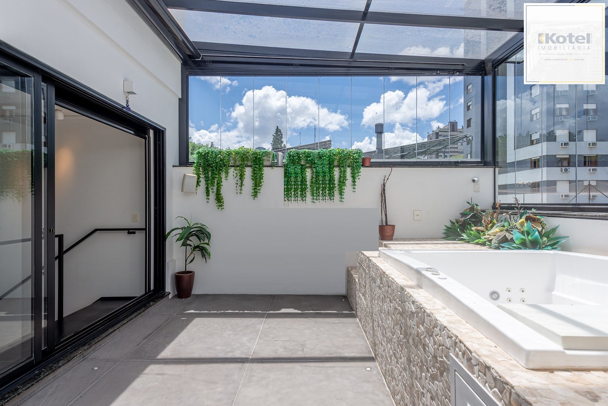 Cobertura com 115m² e 2 dormitórios, 2 suítes, 1 vaga