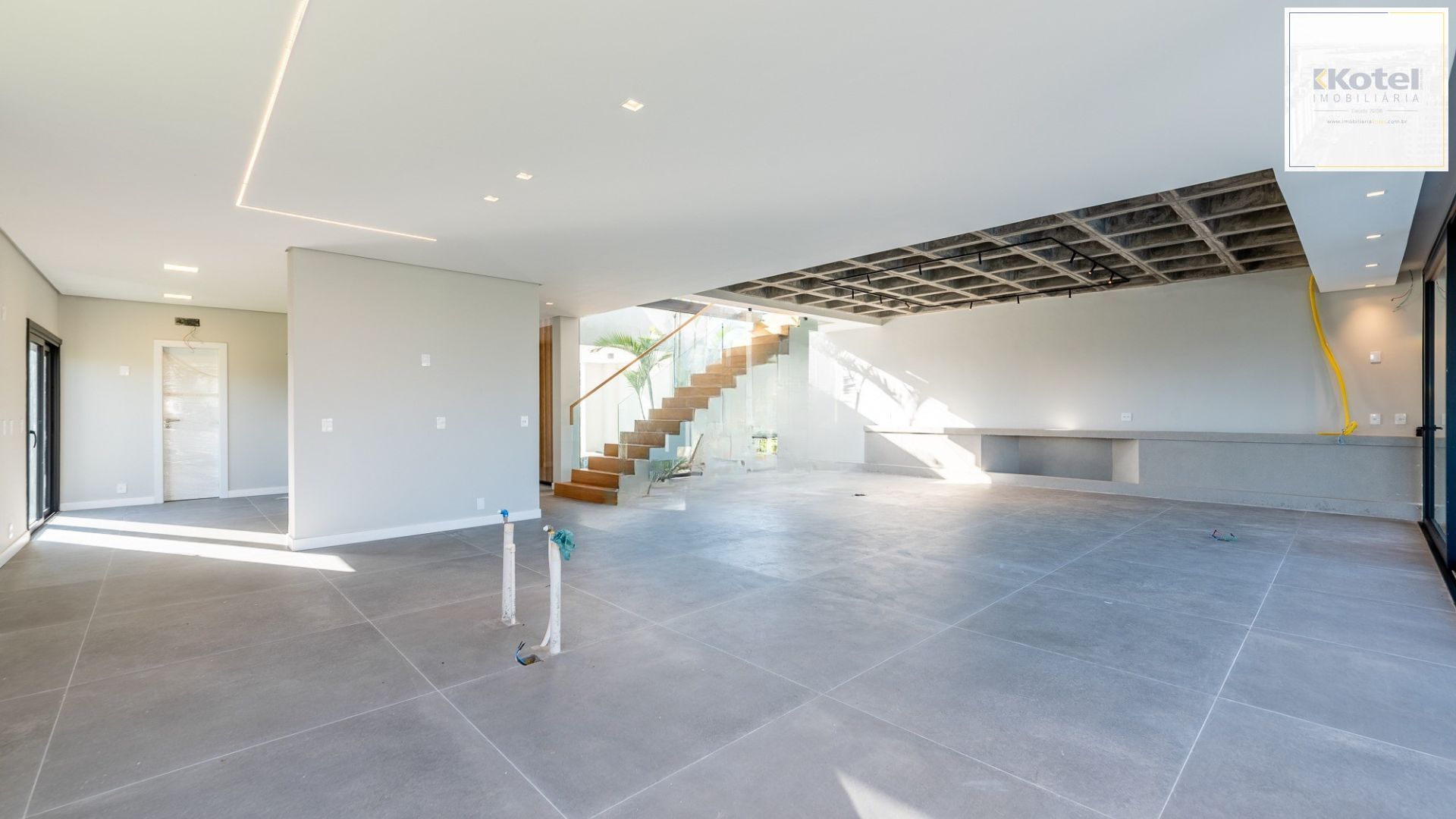 Linda casa para comprar com 4 suites em condomínio TOP