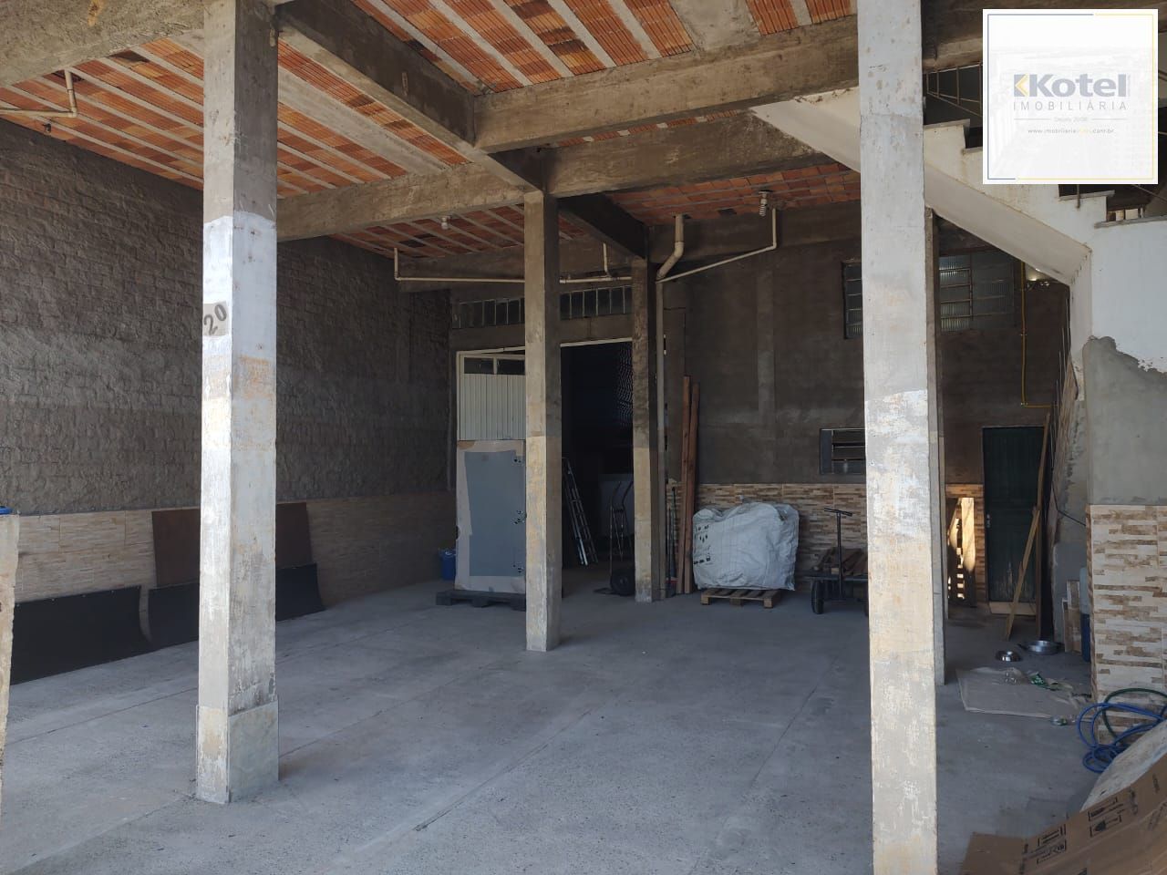 Vende Casa Comercial com deposito na parte de baixo, 289,80m²residência em cima.