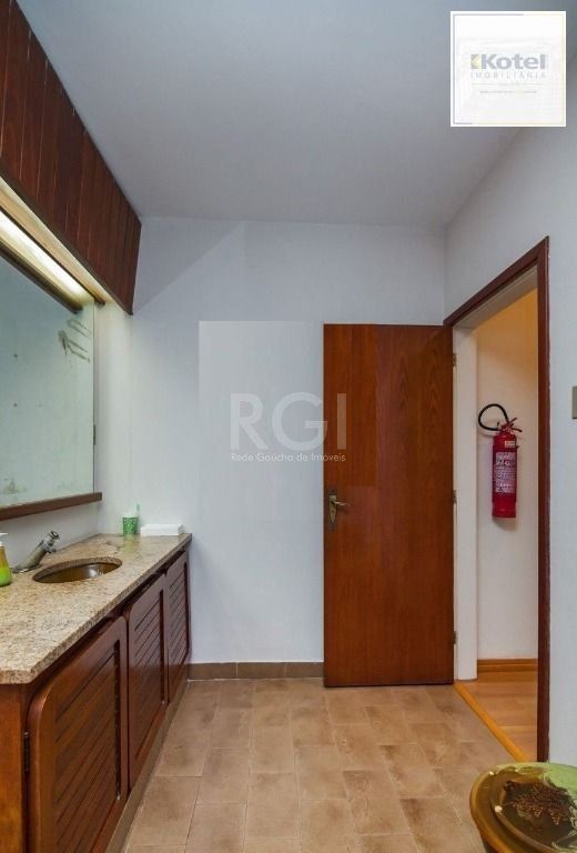 Casa Com 3 dormitórios Para Comprar ,  300 m² - Rio Branco - Porto Alegre/RS