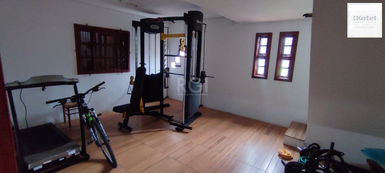 Casa de esquina no bairro Guarujá — foto 2