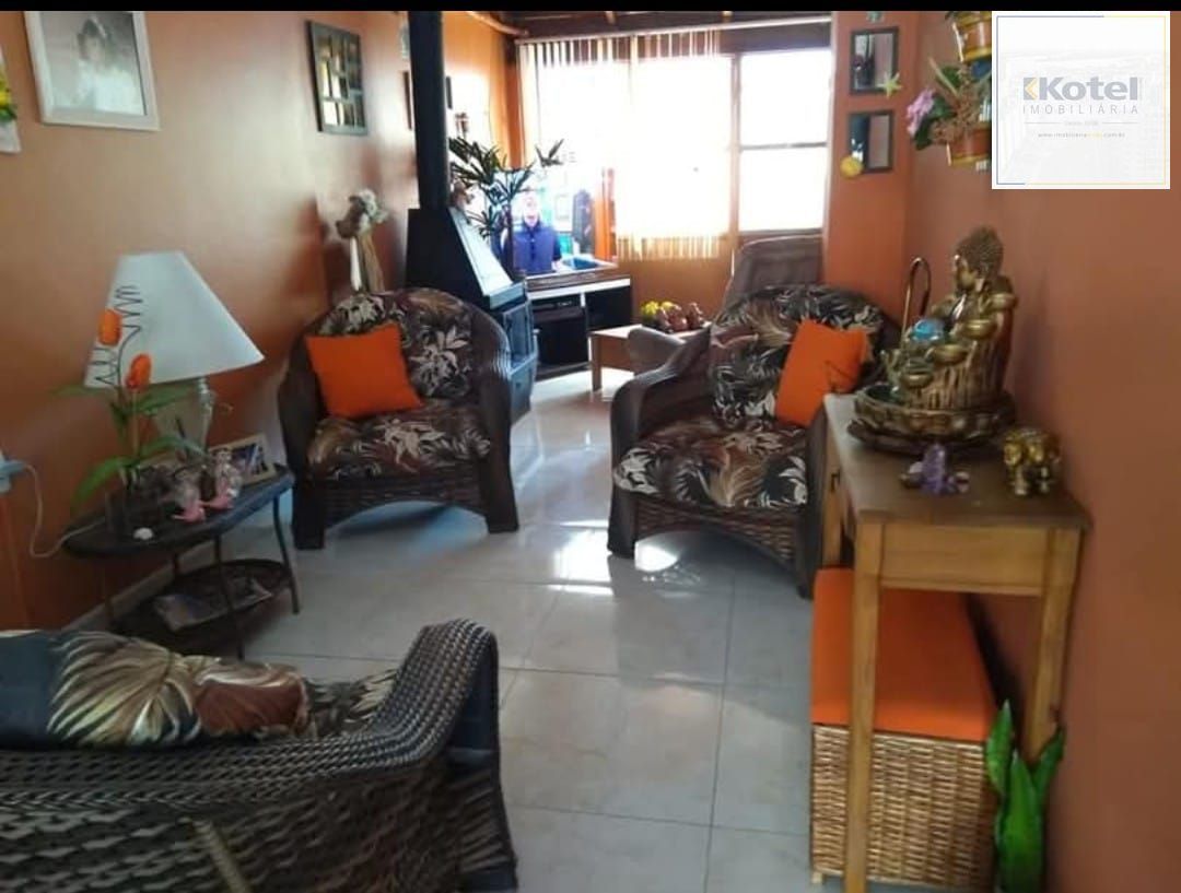 Sobrado no bairro Hípica 3 dormitórios - 2 vagas de garagem — foto 2