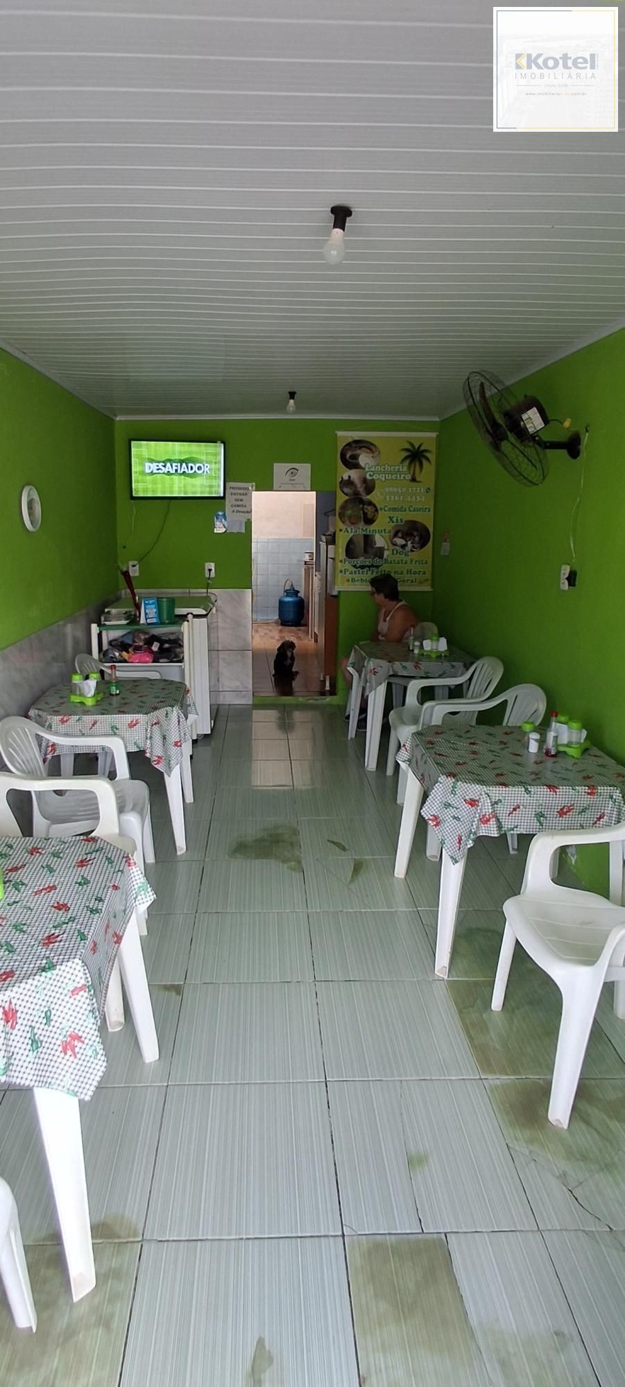 garagem lateral com banheiro auxiliar