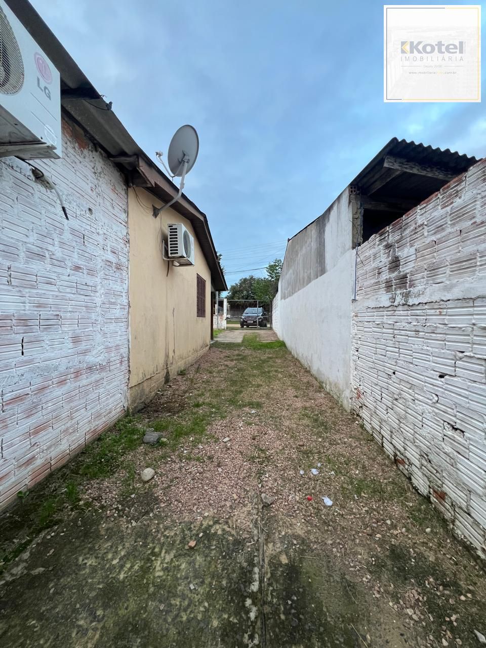 Ótima casa em de 2 dormitórios com piscina  localizada em Viamão