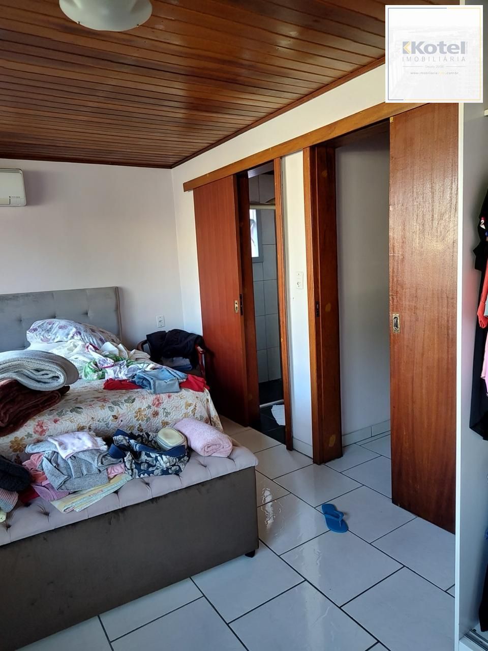 Casa residencial semi-mobiliada à venda em Esteio-RS, com 5 quartos, sala, cozinha, 3 banheiros, e 2 vagas de garagem, Área construída com 228m² e área do terreno com 200m².