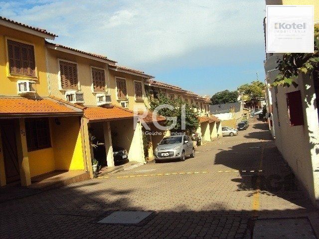 Casa em condomínio no Partenon de 3 dormitórios e vaga