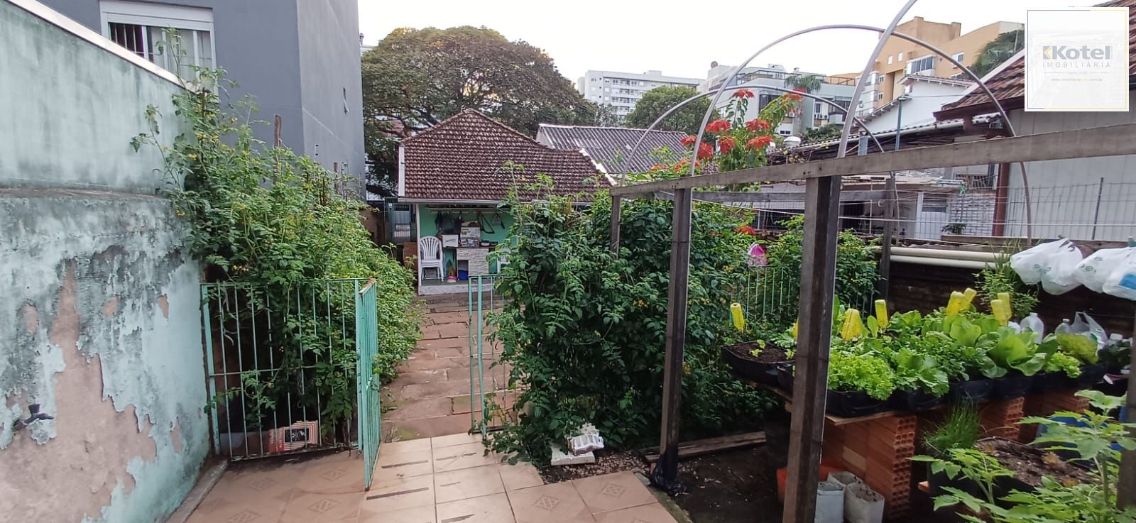 Vende-se casa de madeira, com dois dormitórios, banheiro, sala e cozinha. Localização privilegiada no bairro Jardim Botânico. Área do terreno com 6,6mx44m.