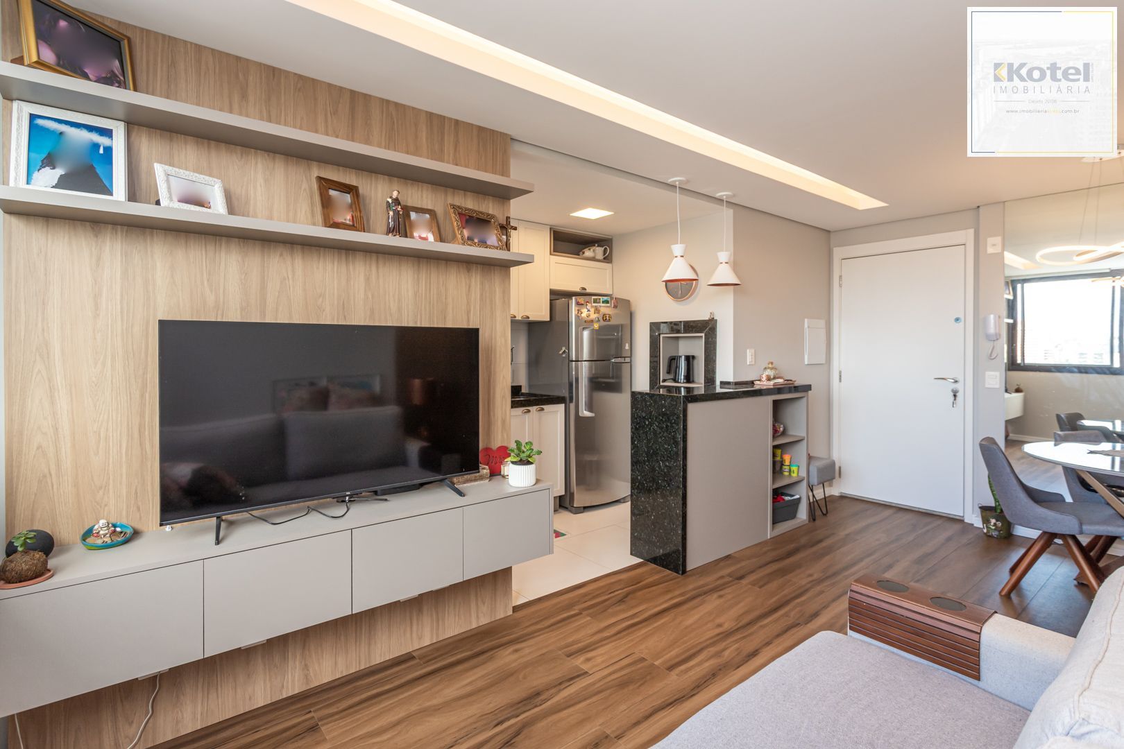 Apartamento 02 dormit com suíte e 01 vaga, no bairro Azenha, em Porto Alegre.