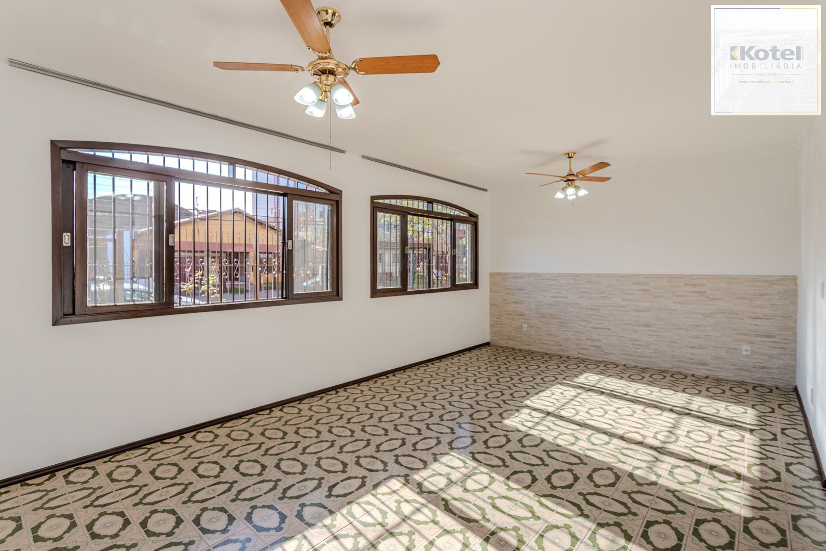 Casa no Partenon com 4 dormitórios e 4 vagas DESOCUPADA — foto 2