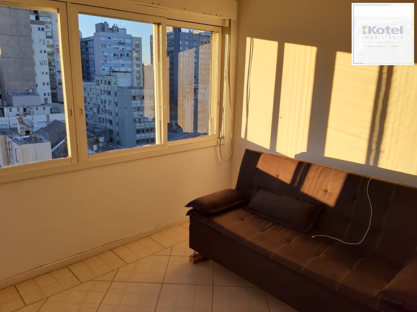 AMPLO APARTAMENTO NO CENTRO HISTÓRICO COM EXCELENTE VISTA.
