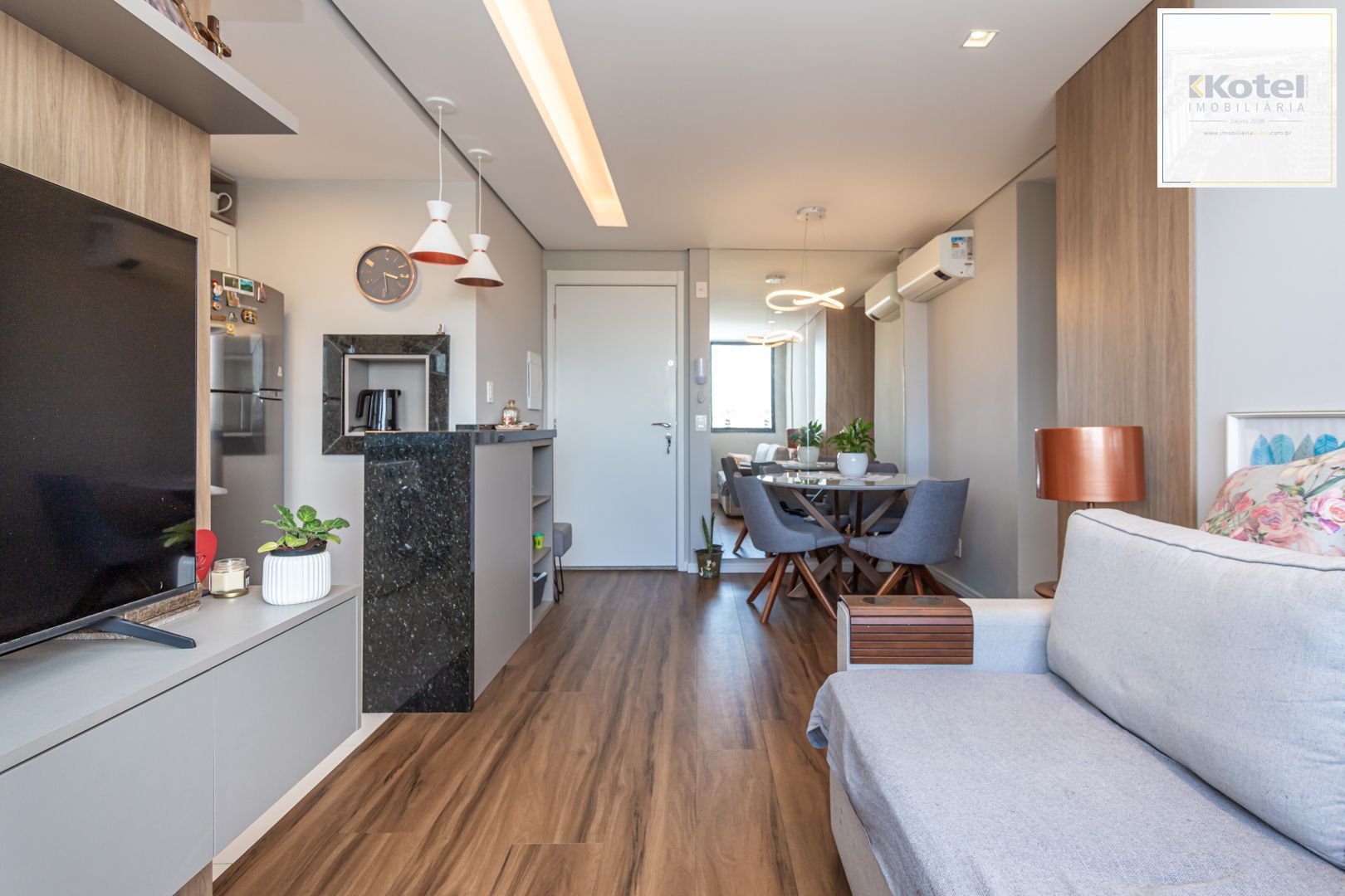 Apartamento 02 dormit com suíte e 01 vaga, no bairro Azenha, em Porto Alegre.