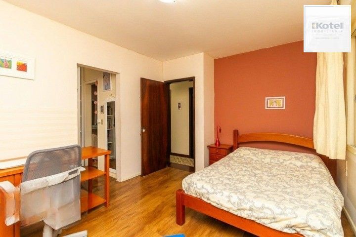 Formidável apartamento com 3 dormitórios (2 deles são suíte), peças amplas e bem iluminadas, banheiro auxiliar e cozinha com área de serviço separada. Dispõe de uma vaga de garagem coberta. Edifício com elevador e sistema de segurança por câmeras. — foto 3