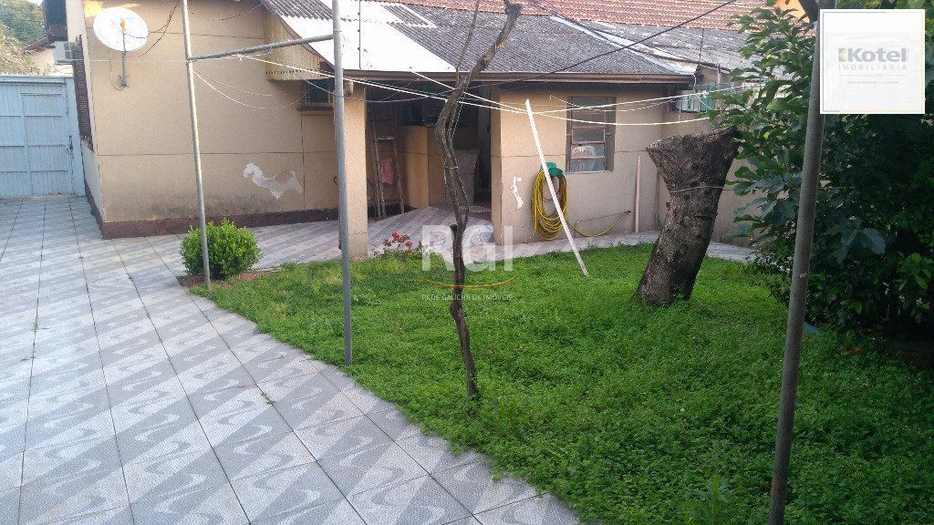 Casa de 3 dormitórios, vagas e pátio - Passo da Areia
