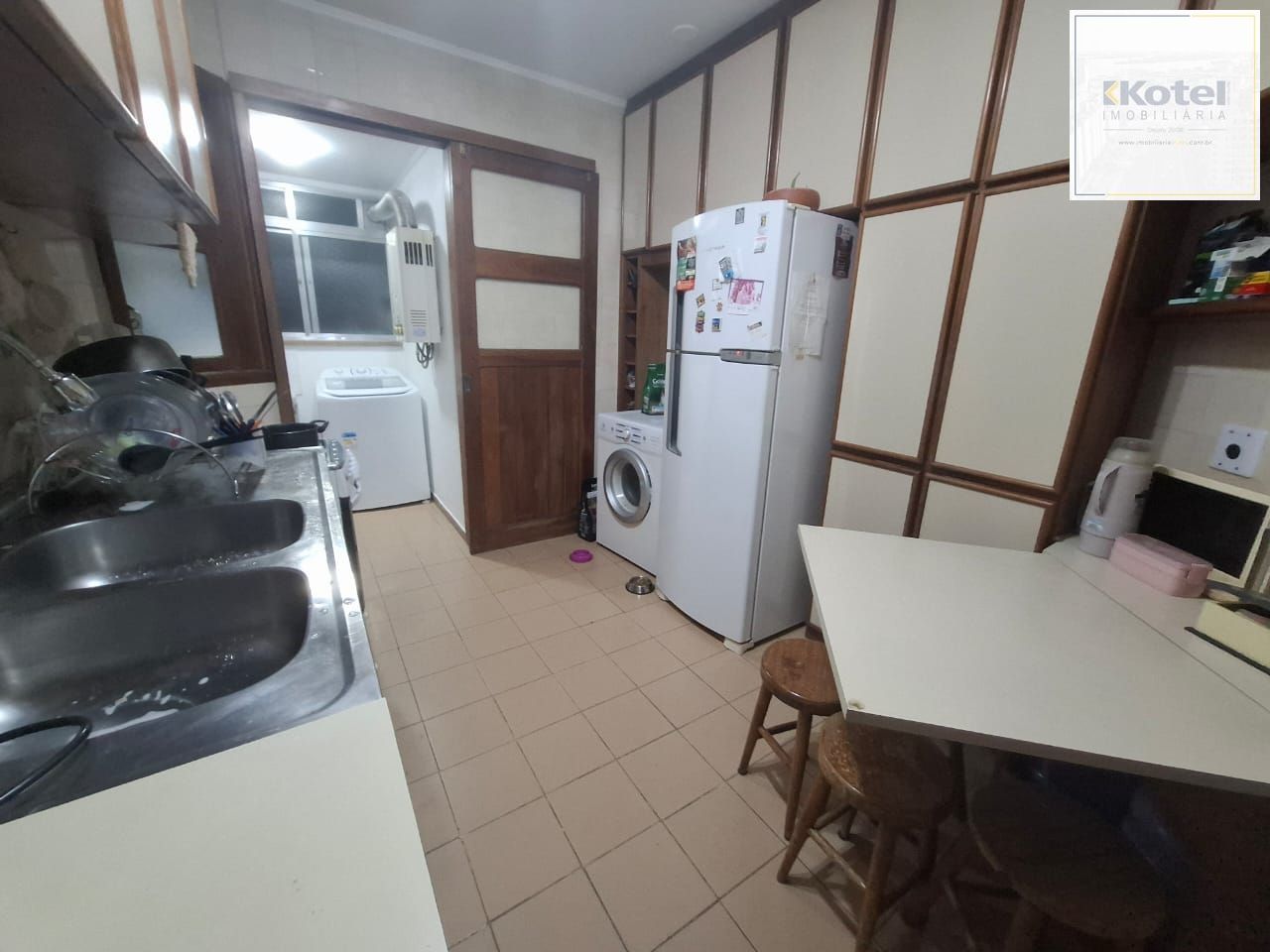Apartamento para venda, composto por 2 dormitórios sendo 1 suíte, living com sacada integrada e 1 vaga de garagem coberta.
