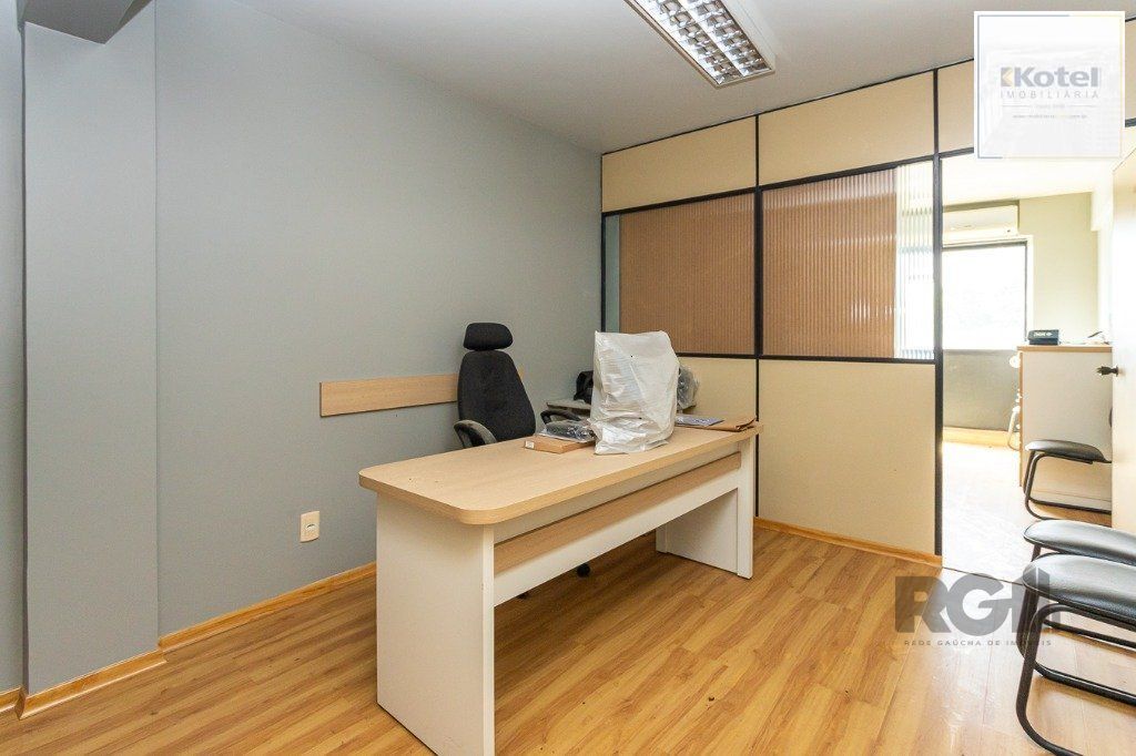 Sala comercial no Menino Deus DESOCUPADA