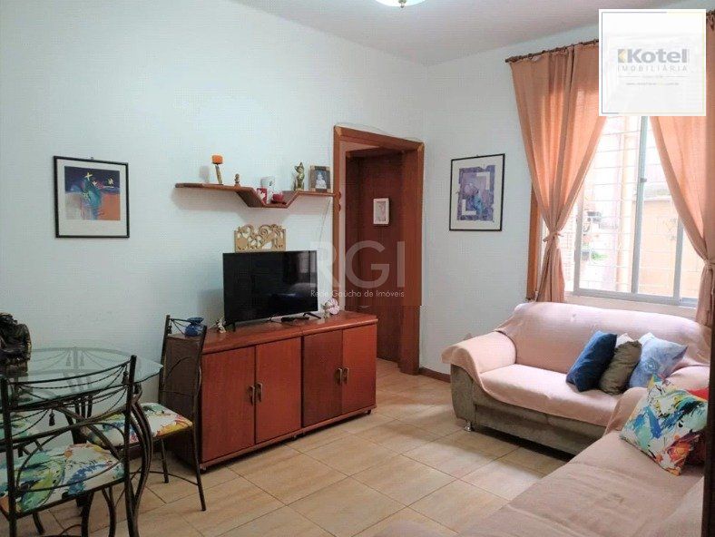 Apartamento no Menino Deus de 2 dormitórios e dependência térreo com pátio
