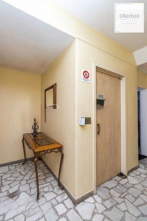 Formidável apartamento com 3 dormitórios (2 deles são suíte), peças amplas e bem iluminadas, banheiro auxiliar e cozinha com área de serviço separada. Dispõe de uma vaga de garagem coberta. Edifício com elevador e sistema de segurança por câmeras. — foto 5