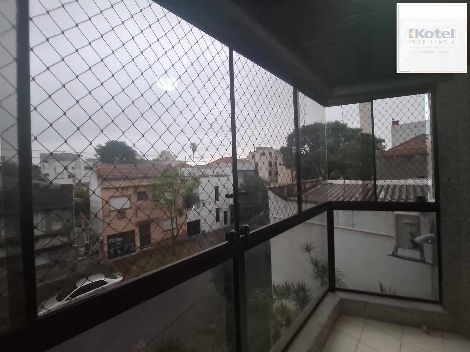 Apartamento para venda, composto por 2 dormitórios sendo 1 suíte, living com sacada integrada e 1 vaga de garagem coberta.