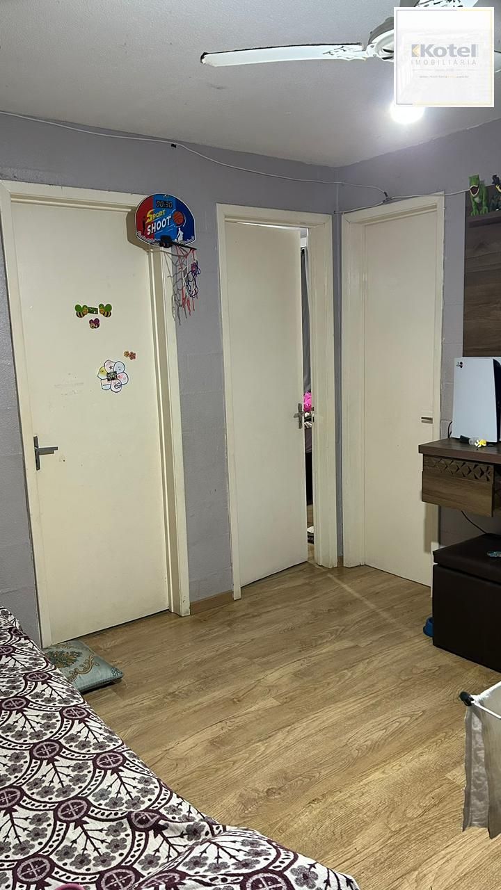 Apartamento semi mobiliado à venda em Porto Alegre, bem localizado, a duas quadras da FAPA, situado no 2° andar. O imóvel possui 2 quartos e 1 banheiro e 1 vaga de garagem.