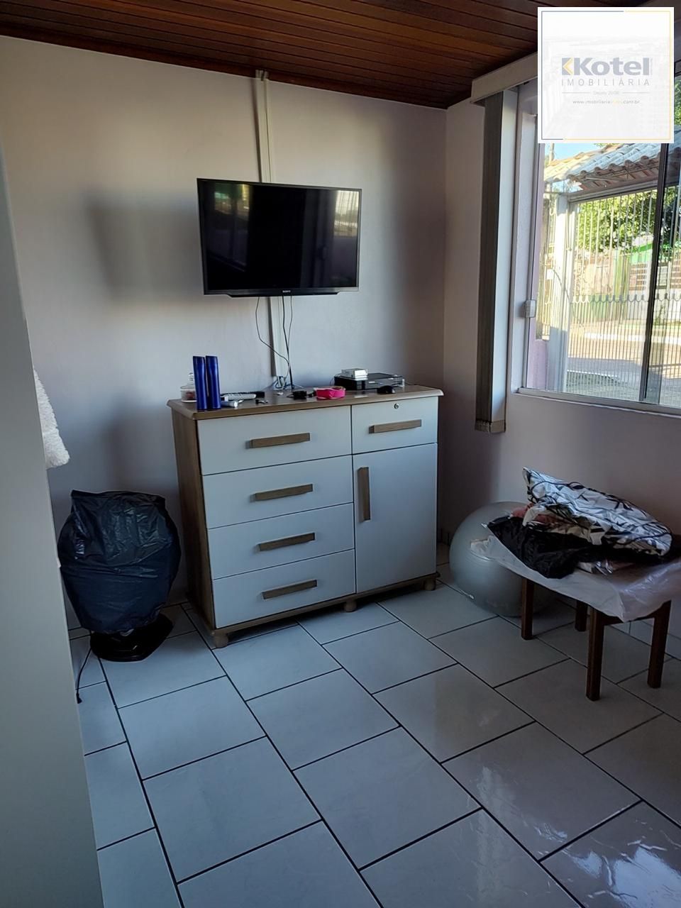 Casa residencial semi-mobiliada à venda em Esteio-RS, com 5 quartos, sala, cozinha, 3 banheiros, e 2 vagas de garagem, Área construída com 228m² e área do terreno com 200m².