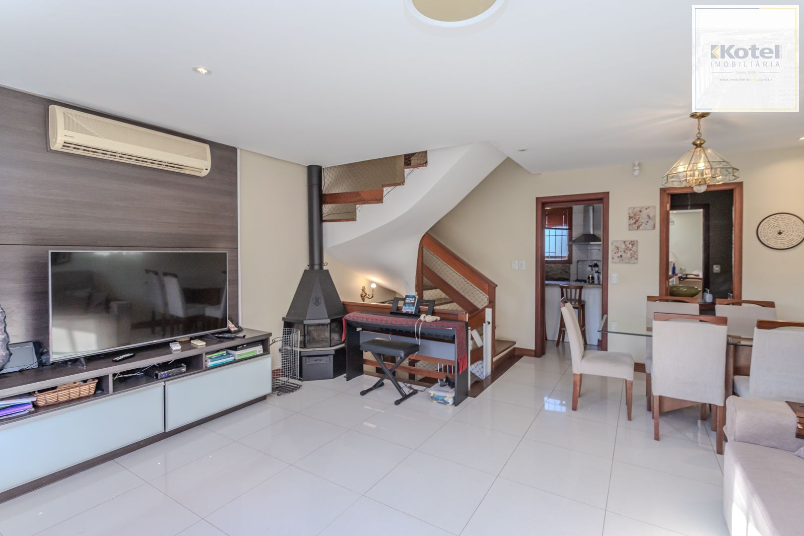 Casa sobrado no bairro Chácara das Pedras de 3 dormitórios e 2 vagas — foto 4