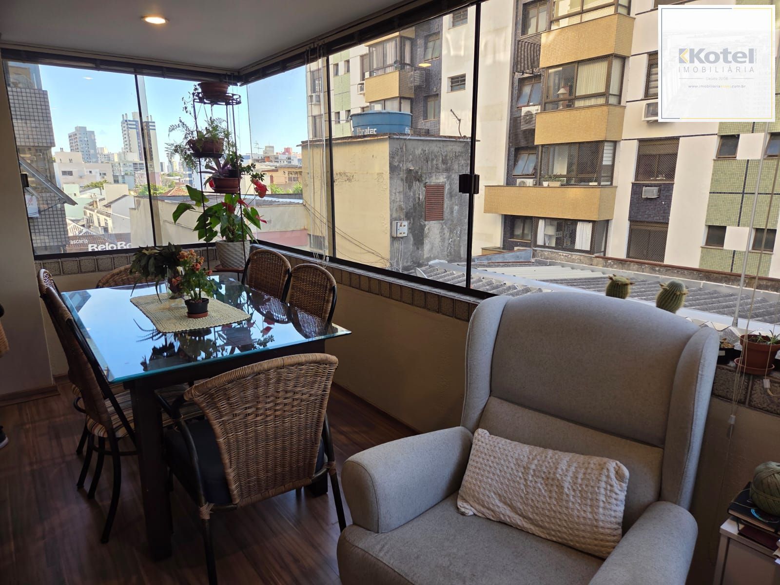 APTO COM 2 DORMITORIOS SENDO 1 SUITE, BAIRRO SANTANA