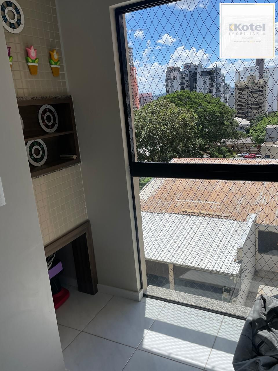 APARTAMENTO NO CENTRO DA CIDADE DE CHAPECÓ 02 DORM. 02 VAGAS, SEMI-MOBILIADO, CHURRASQUEIRA E ELEVADOR. — foto 4