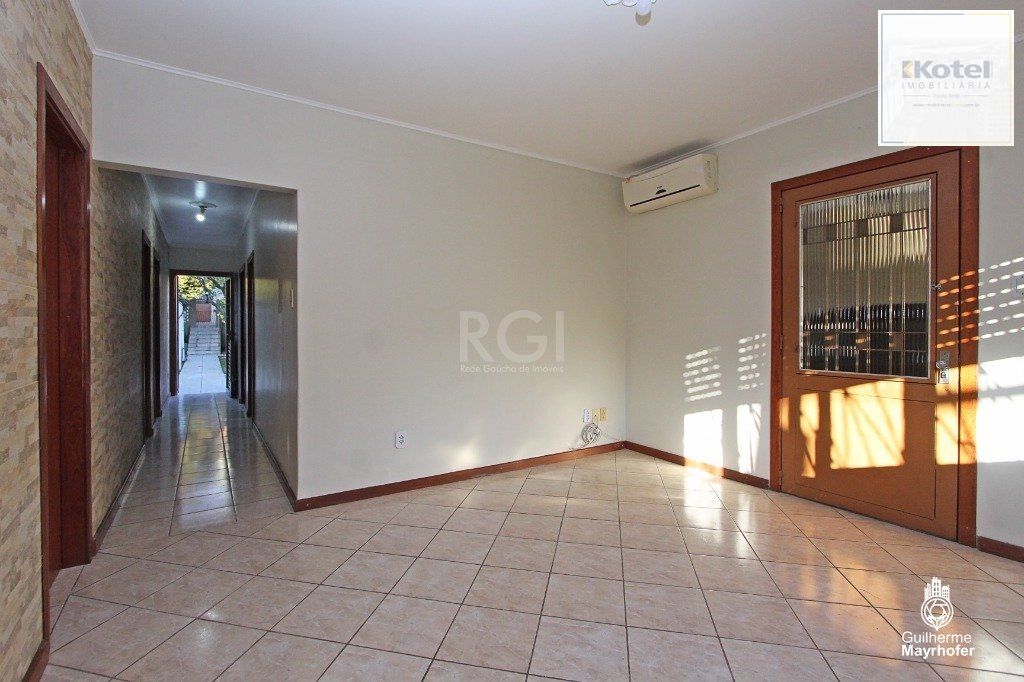 Casa no bairro Cavalhada de 3 dormitórios e amplo pátio