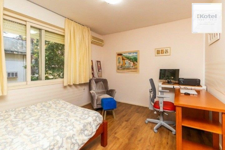 Formidável apartamento com 3 dormitórios (2 deles são suíte), peças amplas e bem iluminadas, banheiro auxiliar e cozinha com área de serviço separada. Dispõe de uma vaga de garagem coberta. Edifício com elevador e sistema de segurança por câmeras. — foto 4