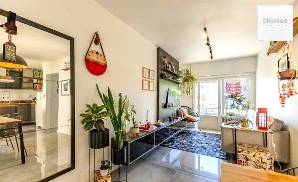 Apartamento na Cidade Baixa de 1 dormitório e dependência REFORMADO