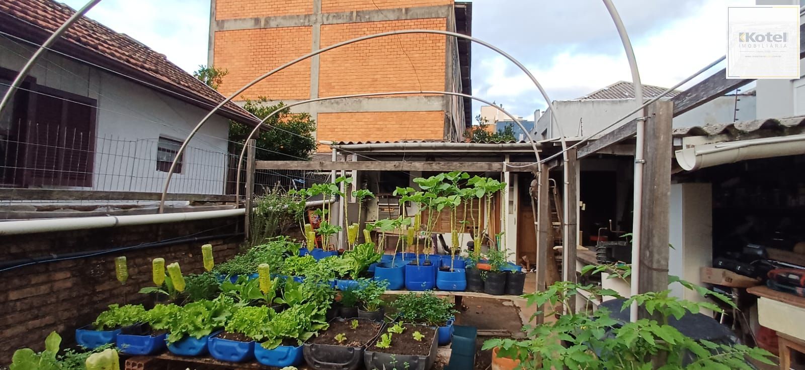 Vende-se casa de madeira, com dois dormitórios, banheiro, sala e cozinha. Localização privilegiada no bairro Jardim Botânico. Área do terreno com 6,6mx44m.