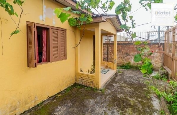 Casa / Terreno com 3 casas de alvenaria no bairro Morro Santana