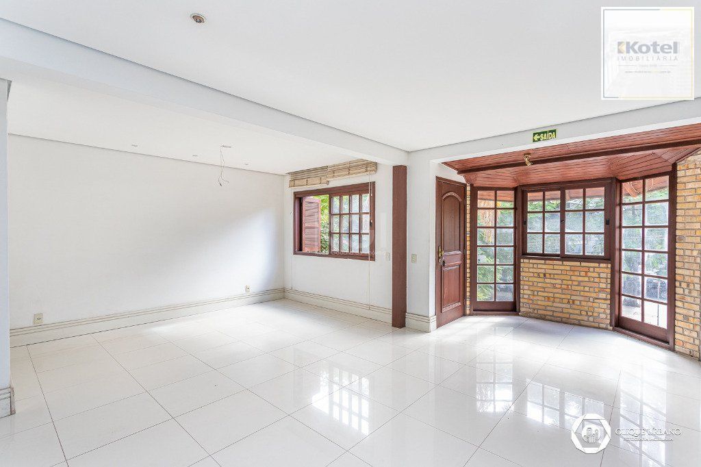 Casa para Venda - 330m², 4 dormitórios, sendo 3 suites, 2 vagas - Petrópolis — foto 3
