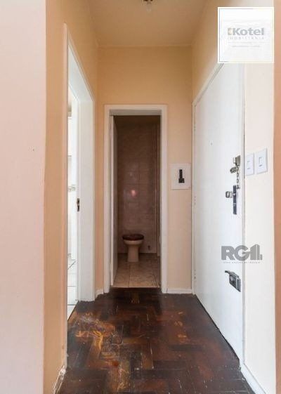Apartamento no bairro Auxiliadora de 2 dormitórios dependência e vaga DESOCUPADO