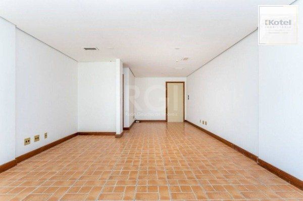 Sala comercial na Av Carlos Gomes com sacada DESOCUPADA