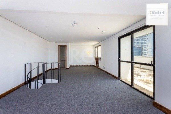 Sala comercial duplex na Av. Carlos Gomes