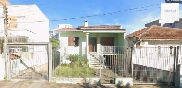 Casa sobrado no bairro Vila Ipiranga de 4 dormitórios e 2 vagas